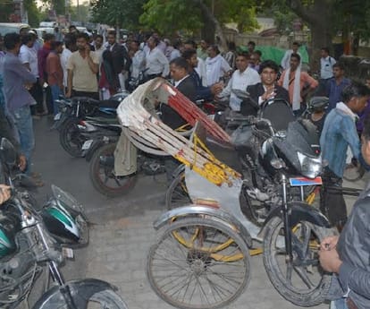 A police man beats a girl in Faizabad.