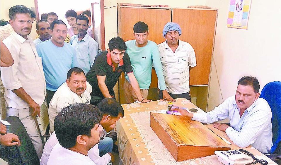 hindi story, protest in electricity department, jhajjhar/bahadurgrah
