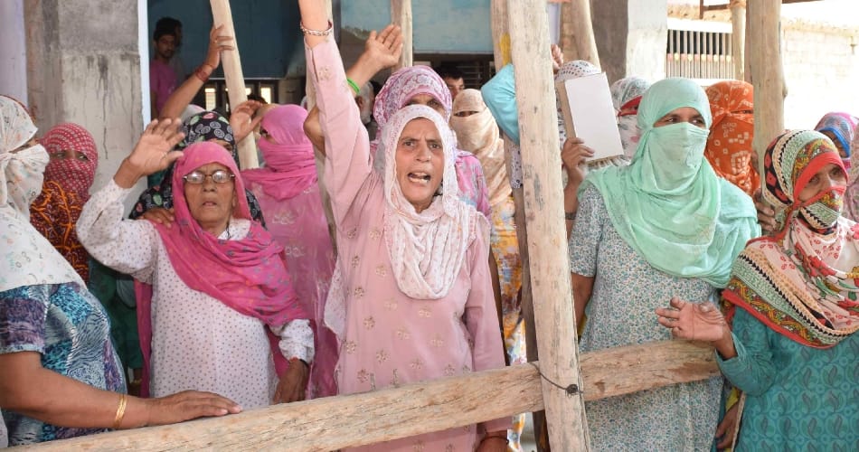 police lathincharge on ladies, ladies protest, fatehabad police lathicharge, haryana lathicharge