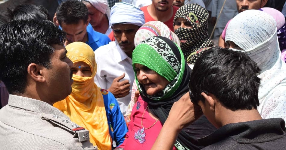 police lathincharge on ladies, ladies protest, fatehabad police lathicharge, haryana lathicharge