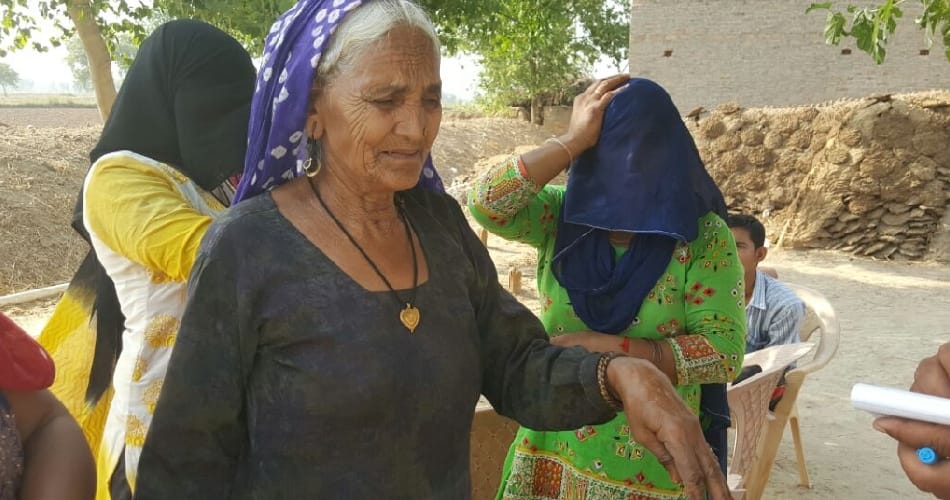 police lathincharge on ladies, ladies protest, fatehabad police lathicharge, haryana lathicharge