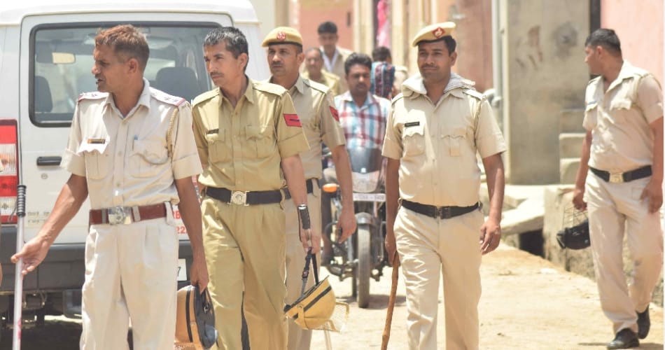 police lathincharge on ladies, ladies protest, fatehabad police lathicharge, haryana lathicharge