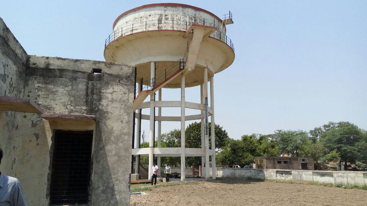 government tank captured, people's not takes drinking water in hathras.