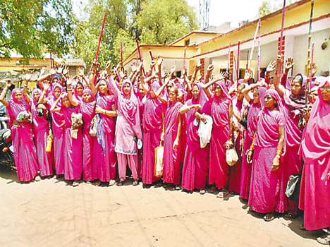 Gulabi Gang performed on drought relief rigged in Czech
