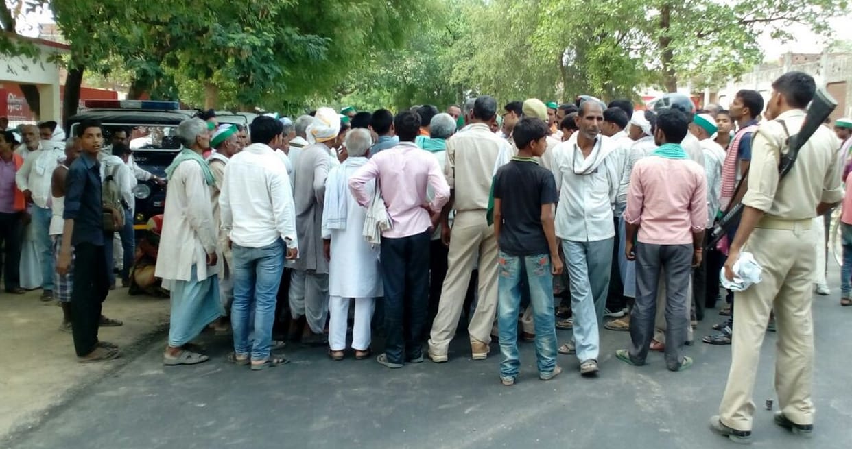 workers demonstrate