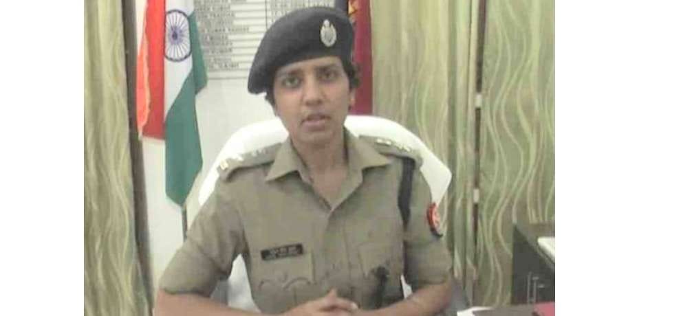 cop taking bribe from truck driver in lucknow