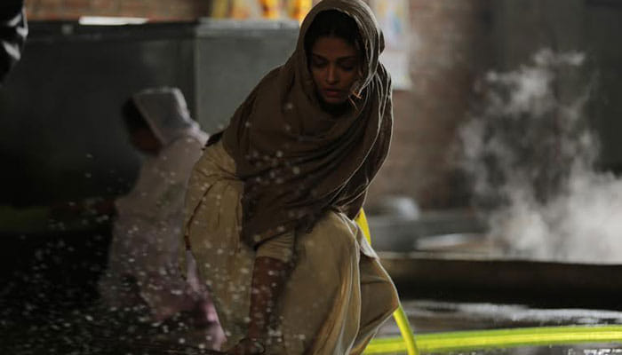 no crowd on first day show of actress aishwarya rai movie sarbjit