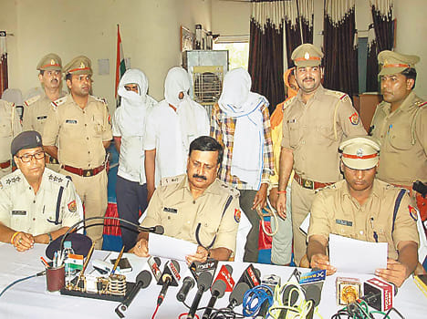 Police caught up with the robbers and the police team Piyush Srivastava.