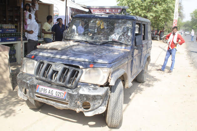 policemen was beaten by mob in mathura