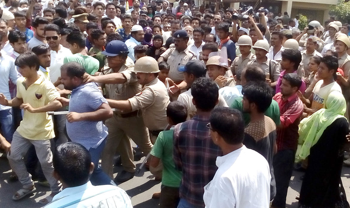 Protest in Bijnor for student murderers arrest damand.