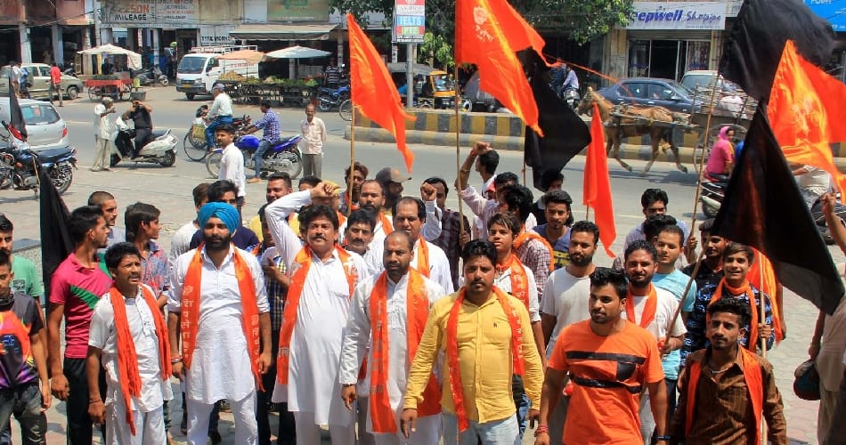 shivsena protest against aishwarya rai movie sarbjit in pathankot of punjab
