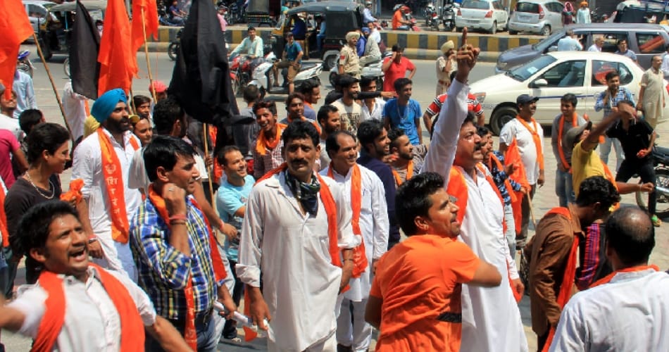 shivsena protest against aishwarya rai movie sarbjit in pathankot of punjab