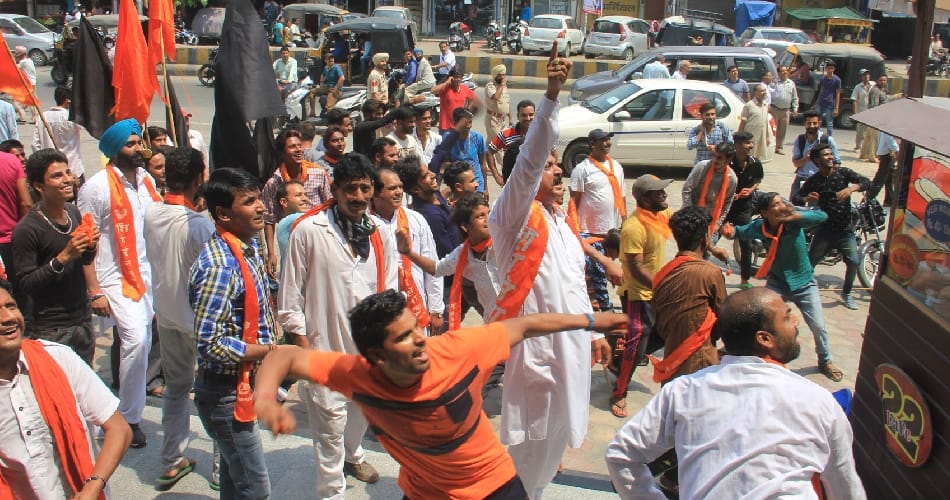 shivsena protest against aishwarya rai movie sarbjit in pathankot of punjab