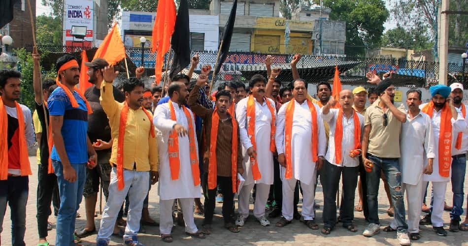 shivsena protest against aishwarya rai movie sarbjit in pathankot of punjab