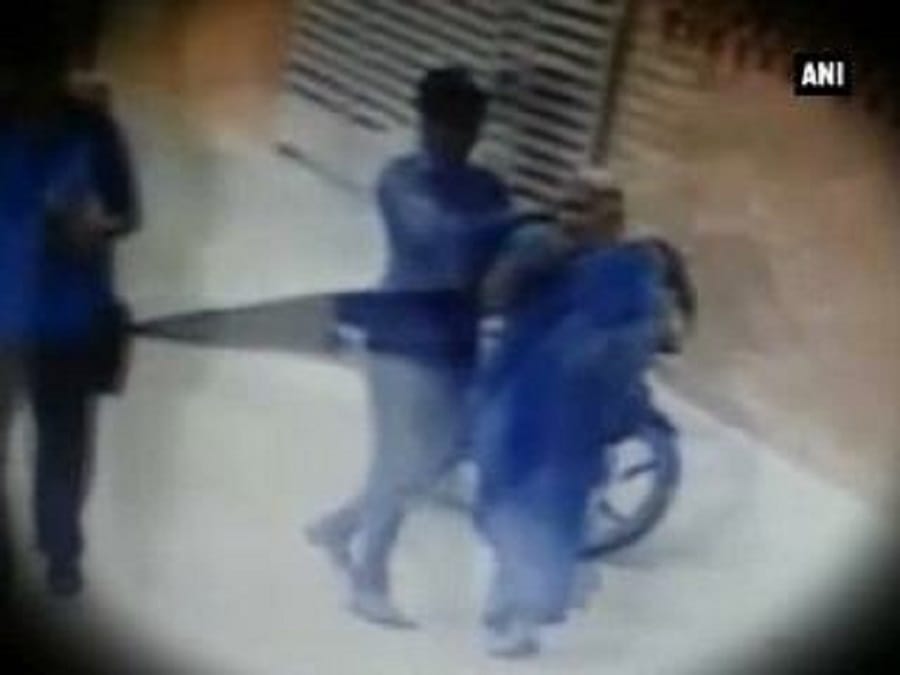 Snatcher did not take away the chain, then thrown pepper in eyes