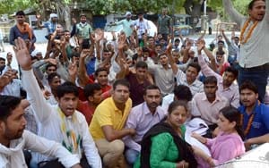 Fasting candidate 's condition deteriorates