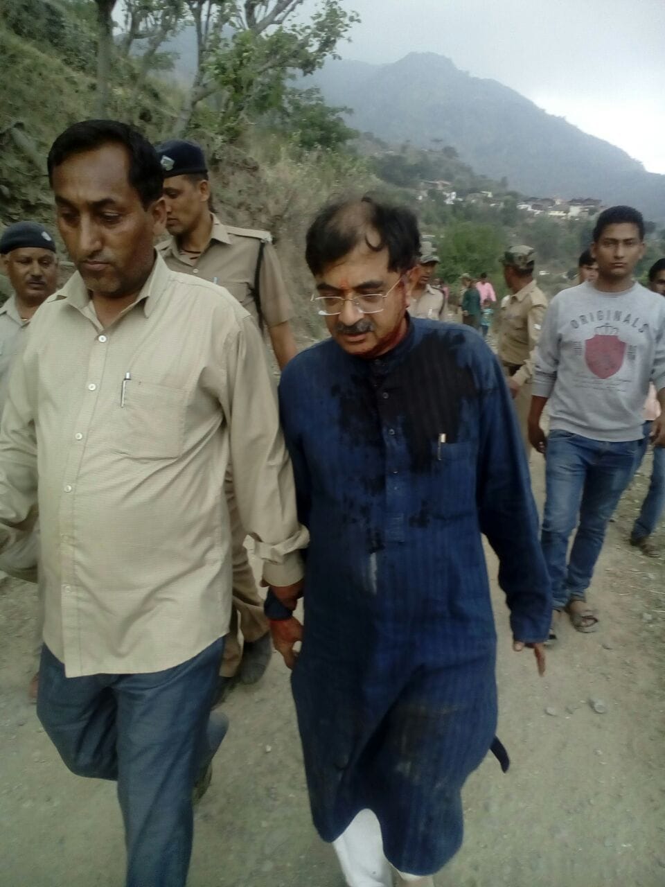 mob attacked on bjp MP tarun vijay, see photos.