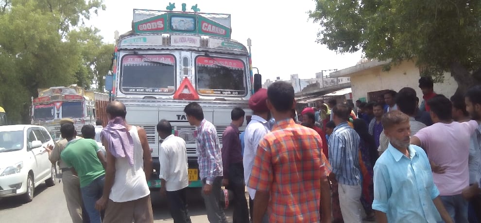 truck crush five years old boy at nalagarh, died.
