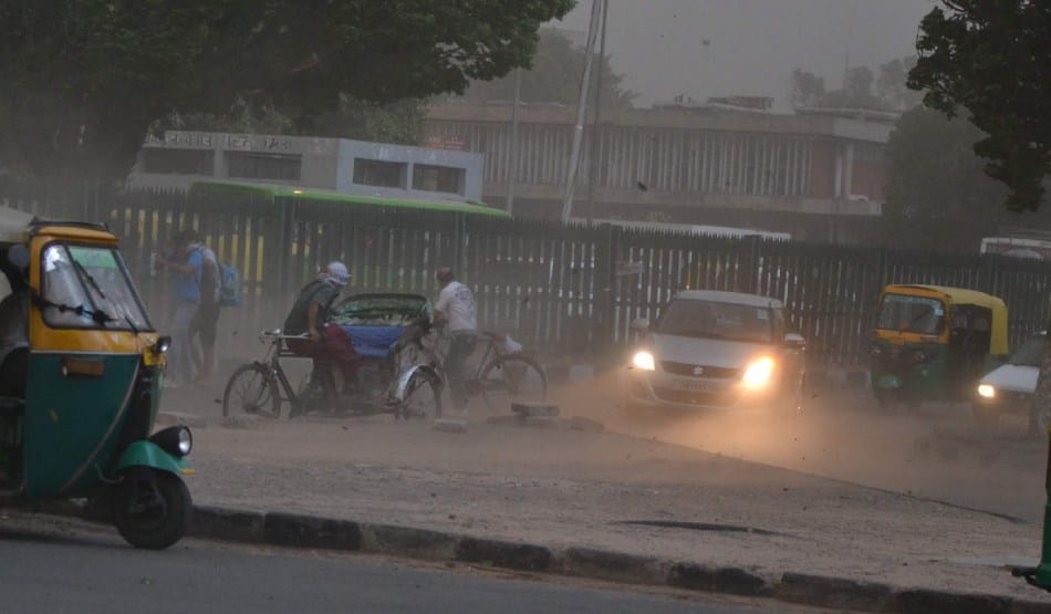 black out in chandigarh due to heavy Dust storms and rain