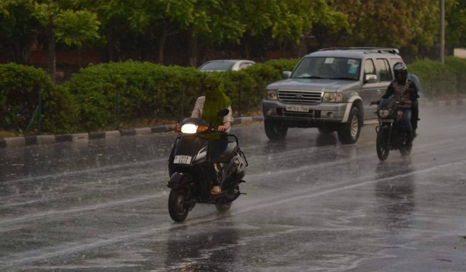 black out in chandigarh due to heavy Dust storms and rain