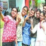 रायबरेली में शनिवार को सीबीएसई का रिजल्ट आने पर सेल्फी लेते मेधावी विद्यार्थी।