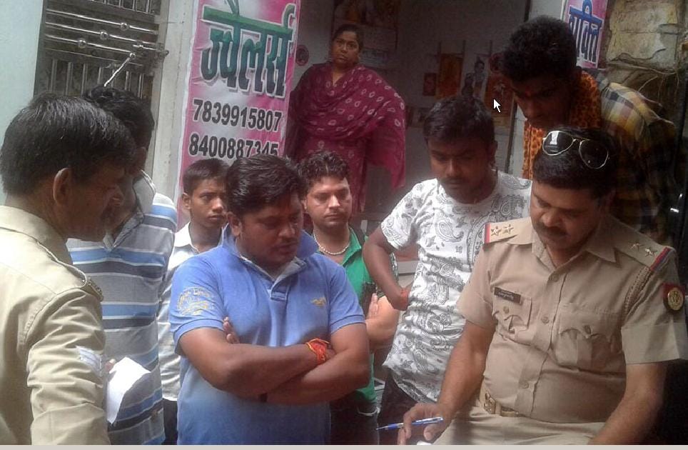 Artificial jewelery stolen from jewelers of thousands