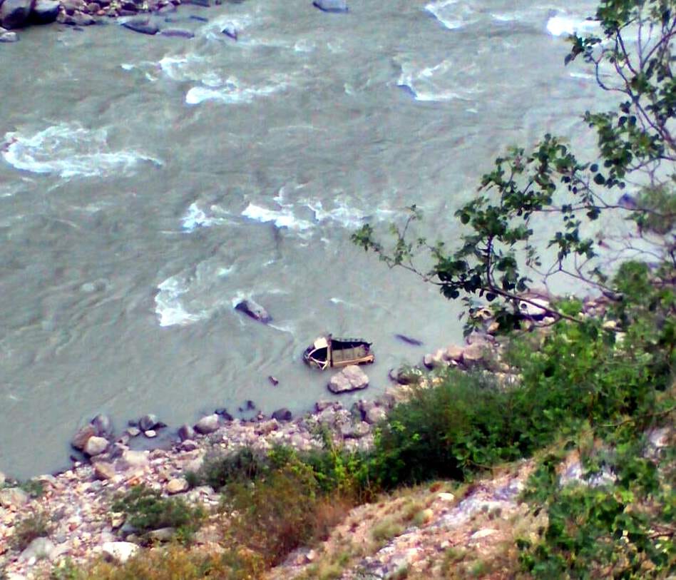 loader fell into tons river, one died, one missing.