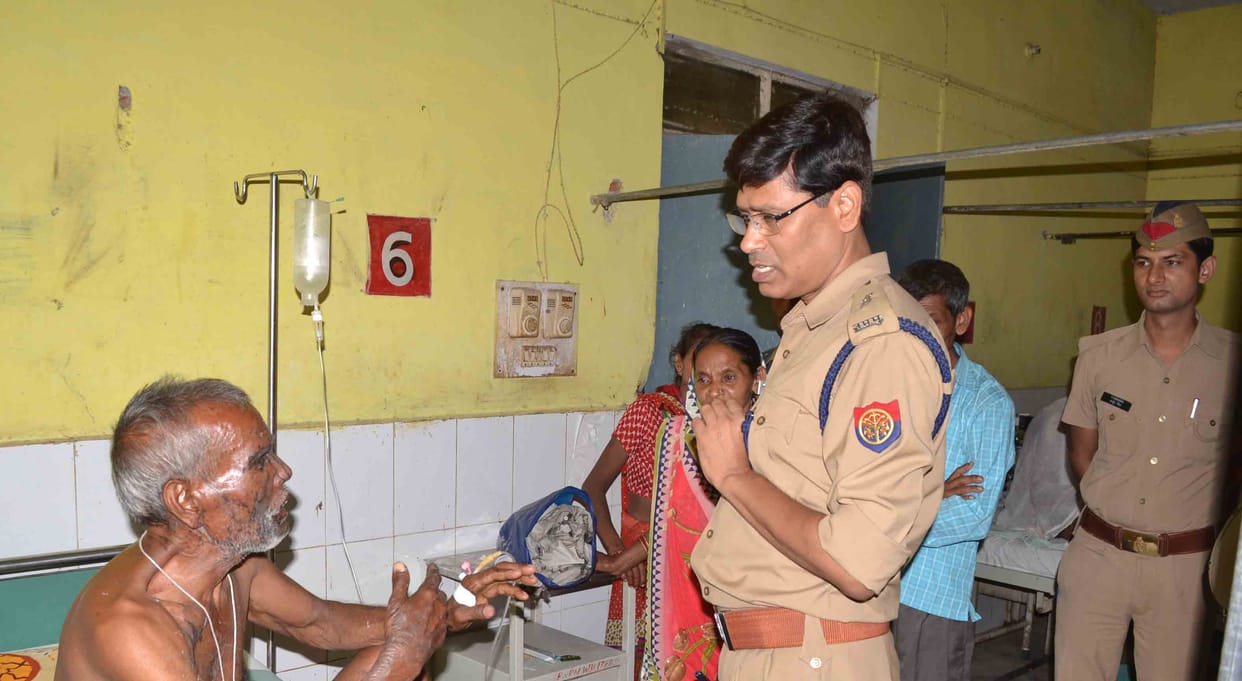 Crimanls threw acid on the elderly , serious