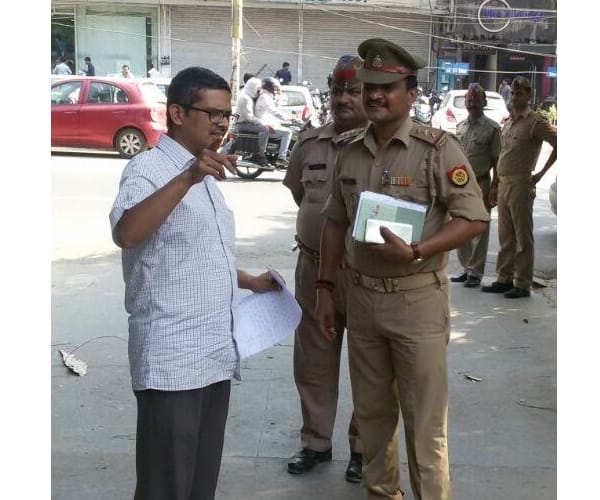 tempo stand holder at sahara mall abuses IPS  amitabh thakur