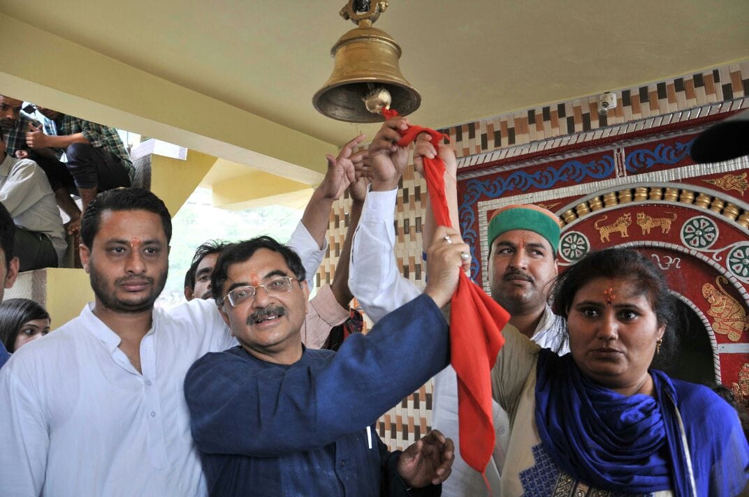 mob attacked on bjp MP tarun vijay, see photos.
