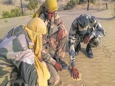 jawan roast papad in hot sand