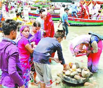 Buddha Purnima, devotees descended, put dip