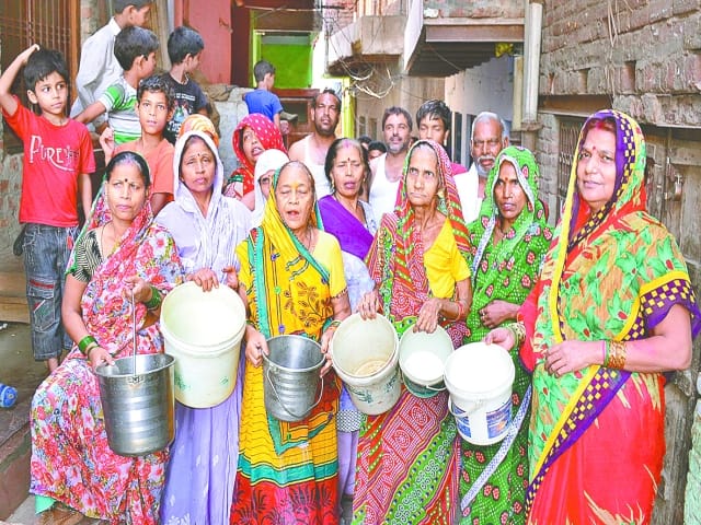 Water crisis deepens in the scorching heat, women hoop CM residence