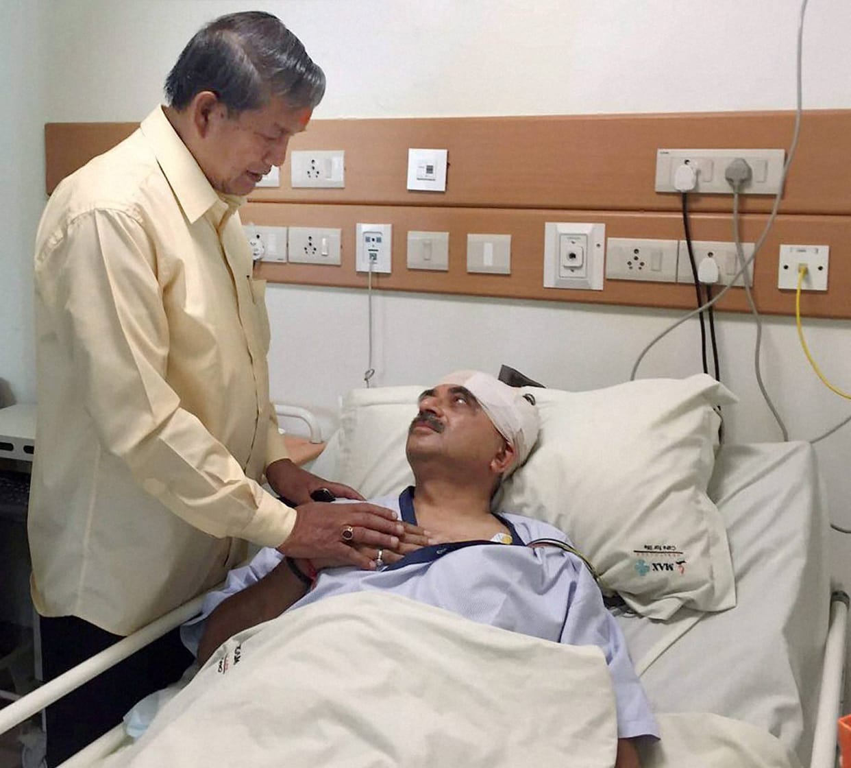 harish rawat met bjp mp tarun vijay.