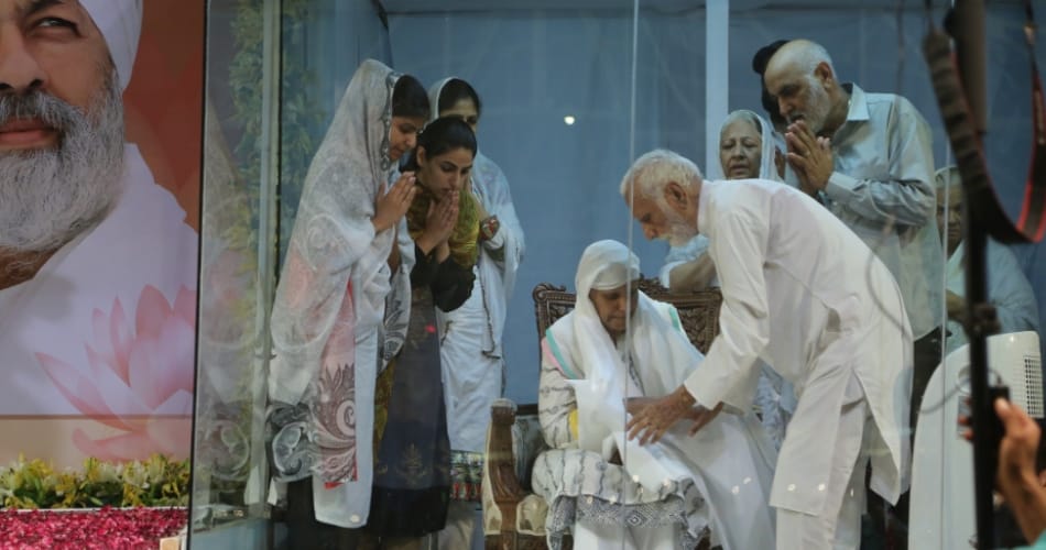 read profile and salute to nirankari mission first lady head mata savinder kaur
