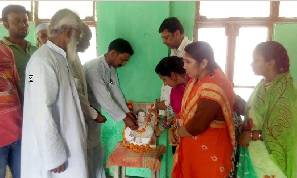 Rajiv Gandhi''s death anniversary tribute by Congressmen