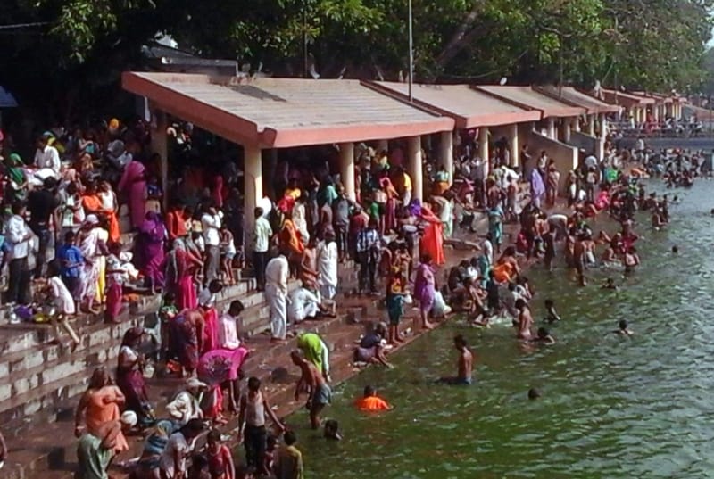he pilgrims planted dip in Ganga