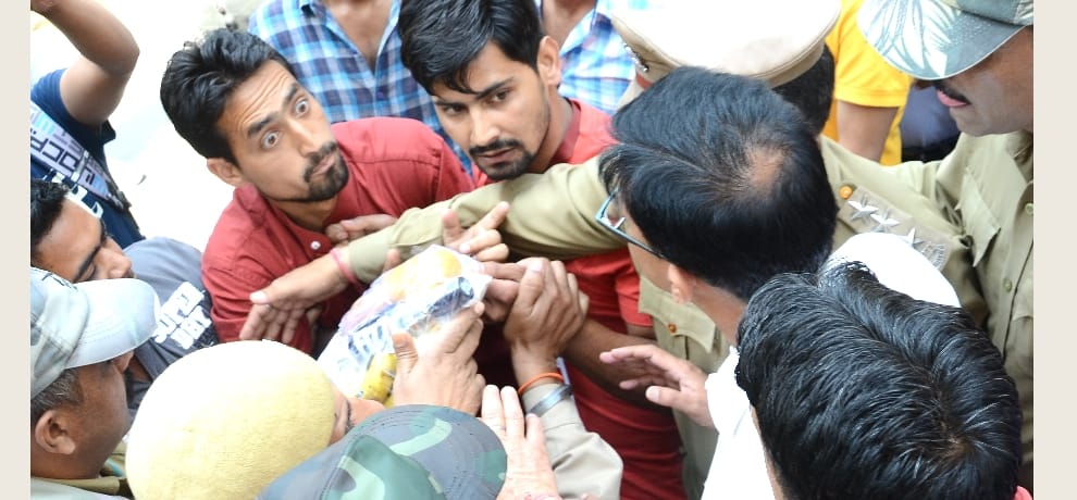 SFI rally to VC office at HPU, protest live photos.