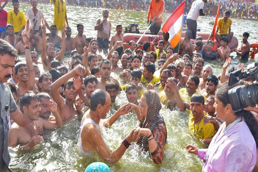 shivraj singh and his wife in simhasth ujjain 2016