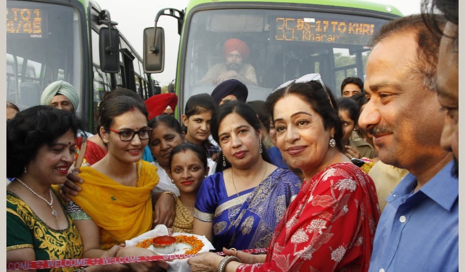 show flag to 49 minibuses by MP kirron kher in city