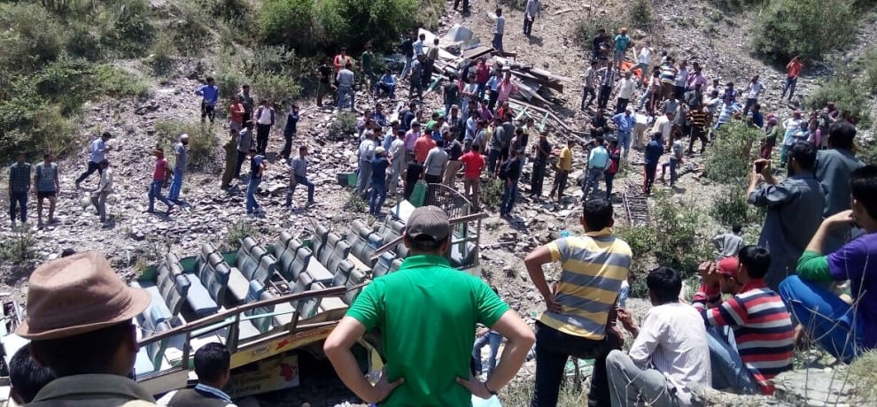 bus accident at theog, 6 killed.