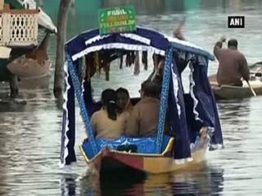 कश्मीर में पर्यटकों क भीड़