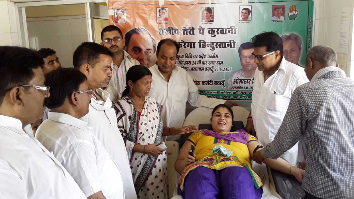 Rajiv Gandhi's death anniversary distributed fruits to donate blood