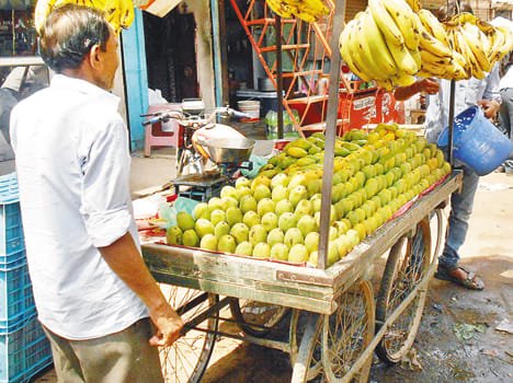 aam par bhee sookhe kee maar