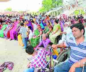 People against overbridge.