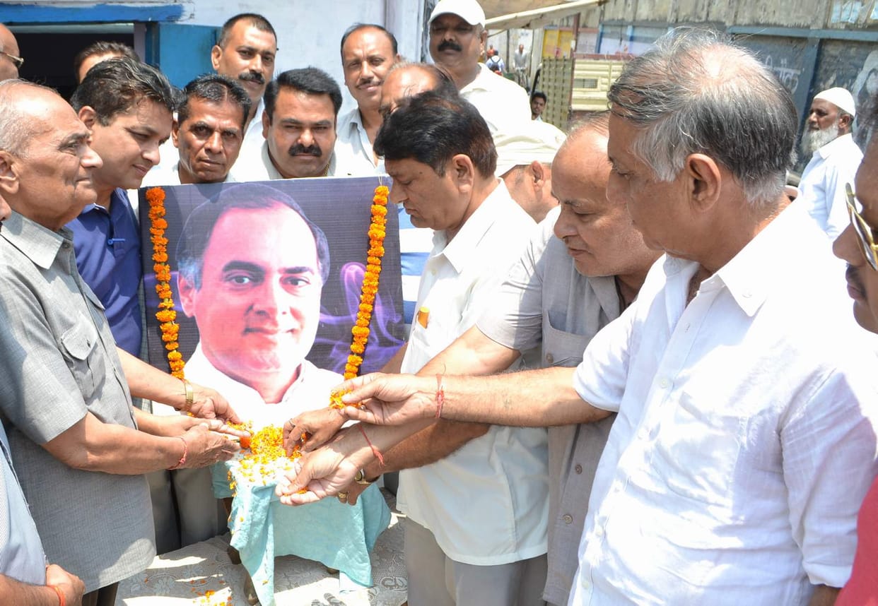 congress workers paid tribute to rajiv gandhi