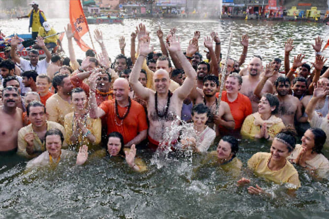 Devotees takes holy dip at Shipra on last day of Ujjain Kumbh