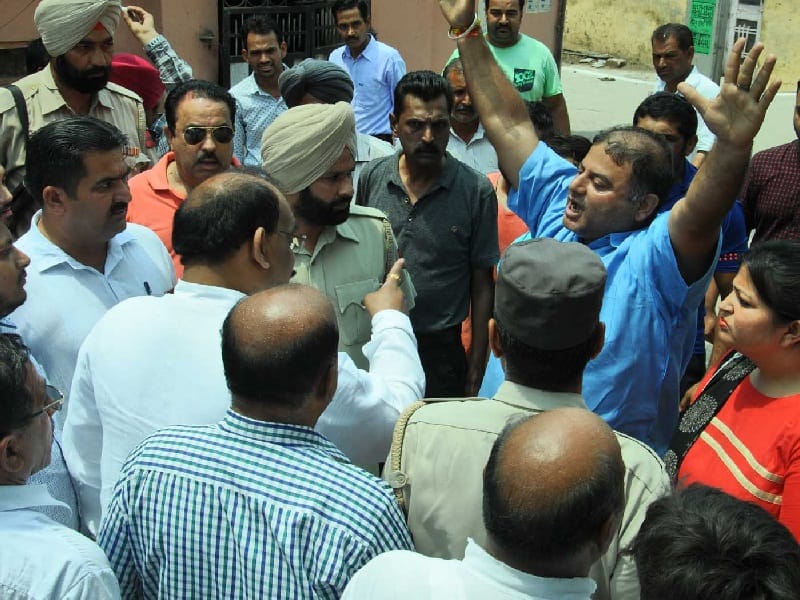 dispute between MLA-counsellor, dispute in pathankot, protest in pathankot, amritsar