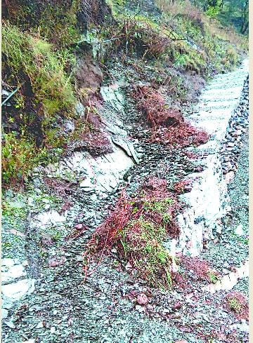 The two vehicles stranded off-road Dharmgr gauna