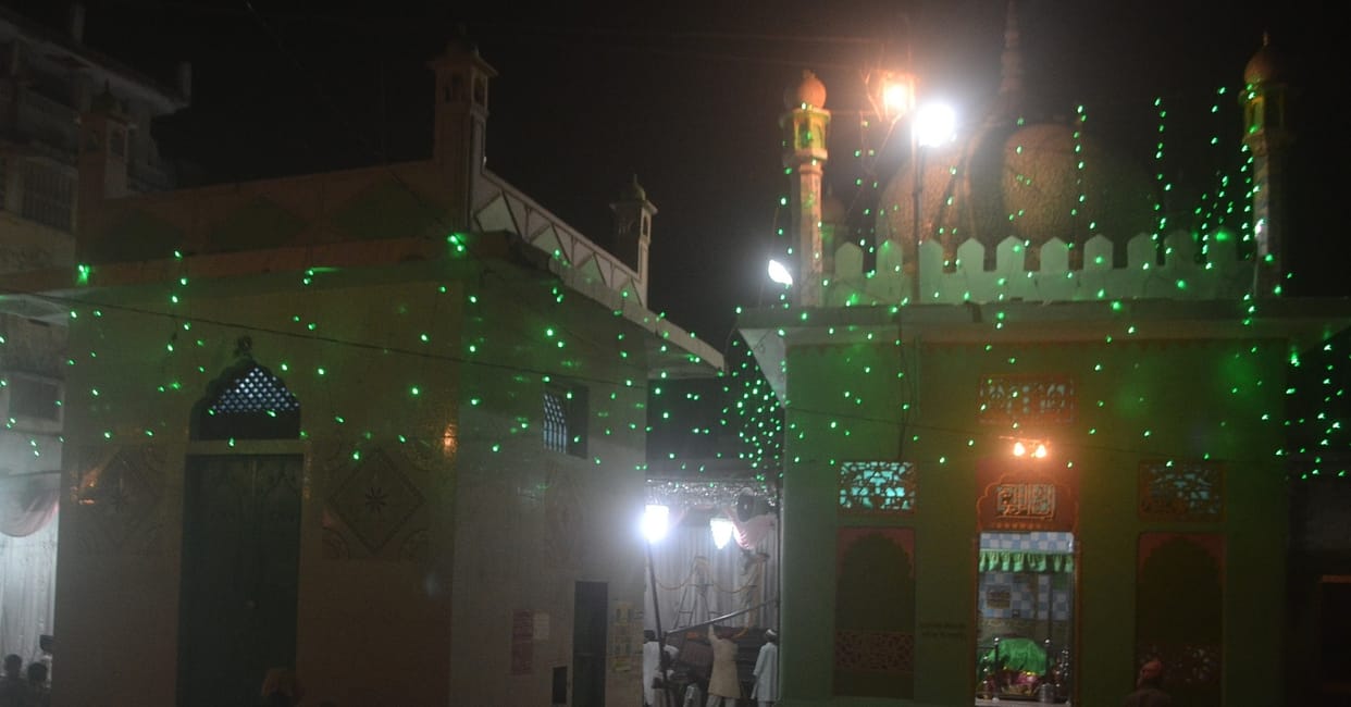 kabristaanon aur majaaron par magaphirat kee dua